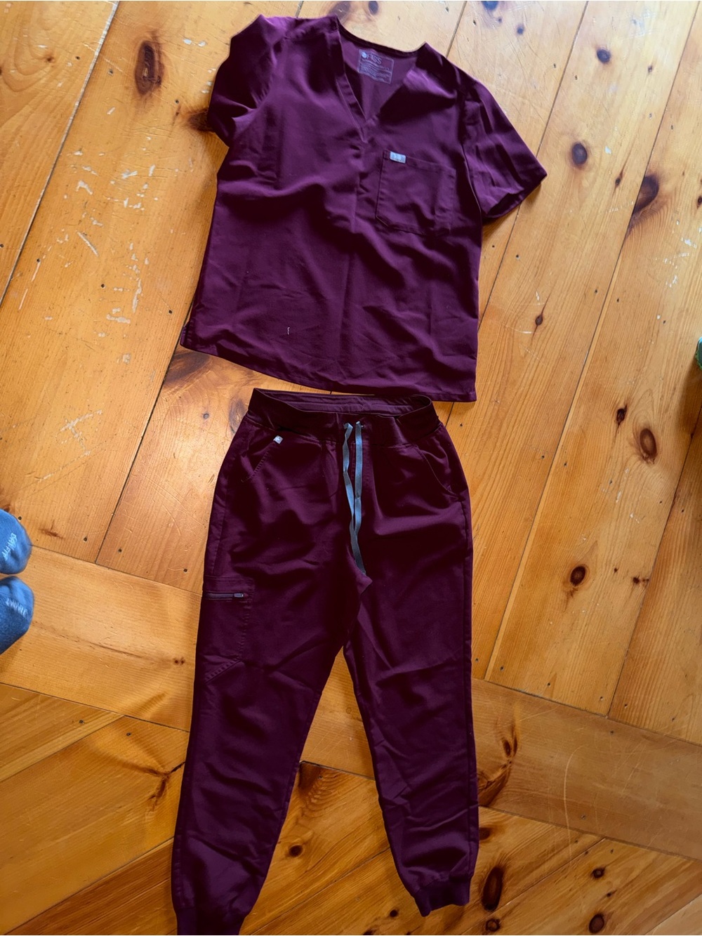 Figs Women's Scrub Set in Burgundy- L top/M joggers